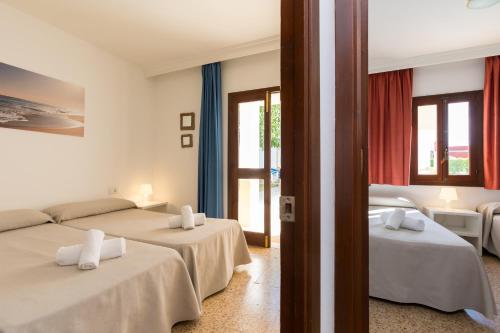 卡拉布兰卡卡萨德塞隆公寓酒店的一间带两张床和一张沙发的卧室