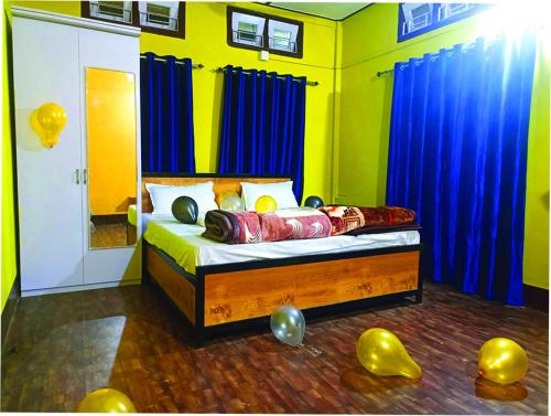 HārmutigāonHengdang Resort的一间卧室配有一张带蓝色窗帘和气球的床。