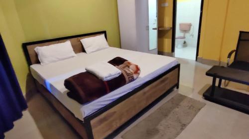 HārmutigāonHengdang Resort的一间卧室,床上放着手提箱