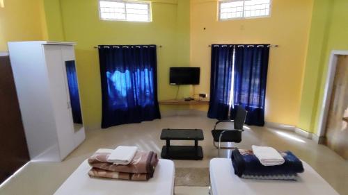 HārmutigāonHengdang Resort的客厅配有蓝色窗帘和沙发
