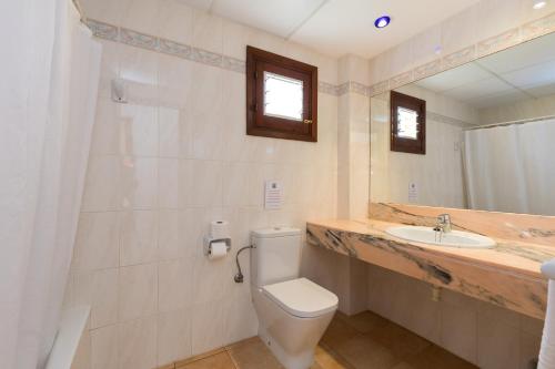 卡拉布兰卡卡萨德塞隆公寓酒店的一间带卫生间和水槽的浴室