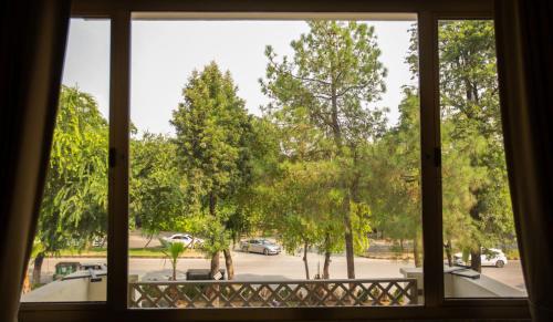 伊斯兰堡Roomy Signature Hotel, Islamabad的享有停车场景致的窗户