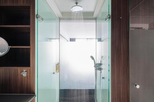 阿姆斯特丹Eden Hotel Amsterdam的浴室里设有玻璃门淋浴