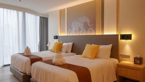 曼谷Shenzhen Tower Hotel Thonglor Sukhumvit的一间酒店客房,房间内设有两张床