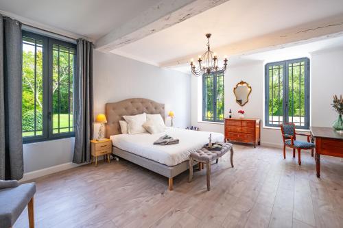 FronsacLe Bon Ami的卧室配有一张床、一张书桌和窗户。