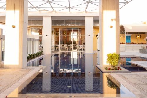 多哈Millennium Place Doha的享有带游泳池和大堂的建筑景致