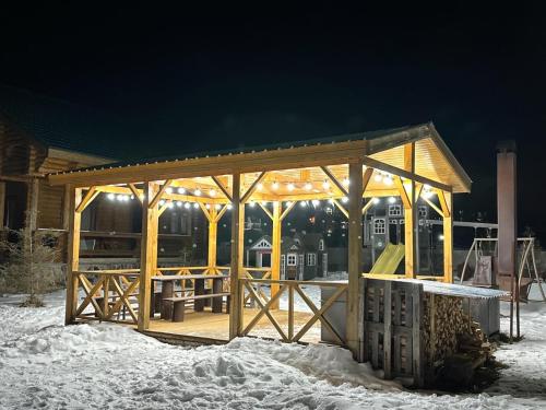 巴库里阿尼LOG HOUSE的夜间雪地中的木制凉亭