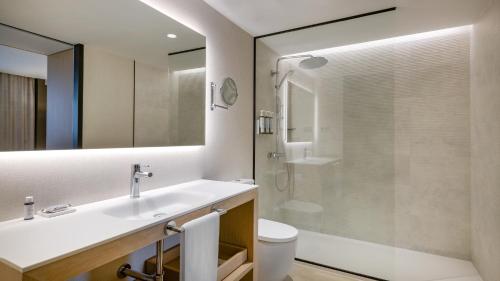 巴塞罗那维多利亚套房万豪AC酒店的一间带水槽、淋浴和卫生间的浴室