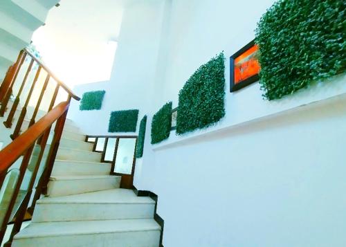 纳西克Aashiyana的墙上有绿色植物的楼梯