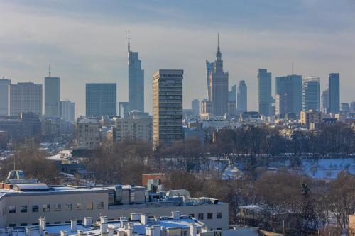 华沙Studio on the 15th Floor with a View of the Warsaw Panorama by Renters的城市景观,前方有建筑