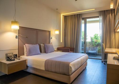 贝鲁特赛菲套房酒店的酒店客房配有一张带紫色枕头的大床