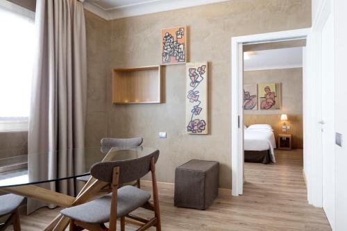 波代诺内波代诺内公园贝斯特维斯塔优质酒店的配有桌椅和床的房间