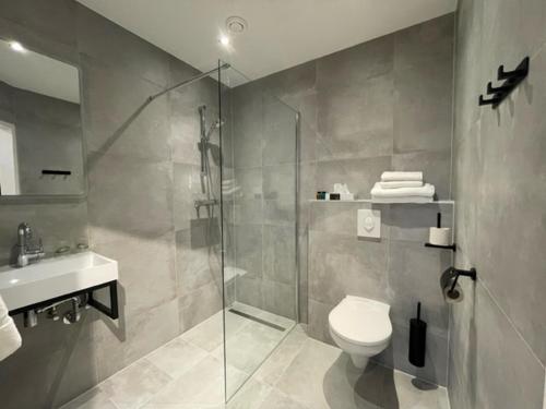 东卡佩勒兰杜因酒店的带淋浴、卫生间和盥洗盆的浴室