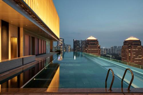 新加坡COMO Metropolitan Singapore的一座城市天际线建筑的顶部游泳池