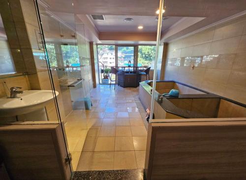 乌来乌来水岸温泉馆的带淋浴、浴缸和盥洗盆的浴室