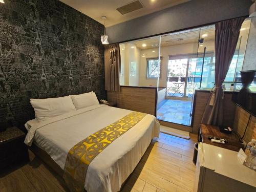 乌来乌来水岸温泉馆的一间卧室设有一张大床和一个窗户。