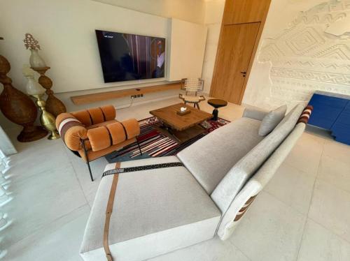 利雅德Aseel Resort的带沙发和电视的客厅