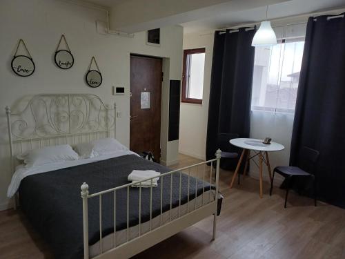 奥托佩尼Tom's House的一间卧室配有一张床、一张桌子和一个窗户。