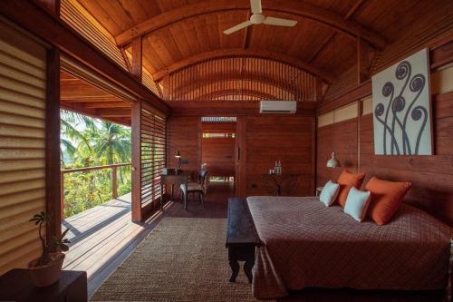 卡纳科纳Cabo Serai的带阳台的客房里设有一间带一张床的卧室