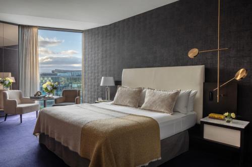 都柏林Anantara The Marker Dublin- A Leading Hotel of the World的一间卧室设有一张大床和一个大窗户