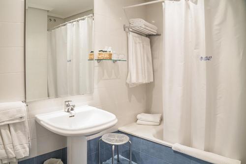 维拉加尔西亚·德·阿劳萨Hotel Alda Castelao的白色的浴室设有水槽和浴缸。
