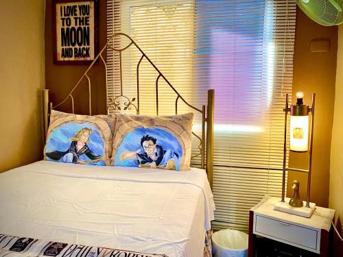 孔斯坦萨La Fuente House的卧室配有一张壁挂式海报的床