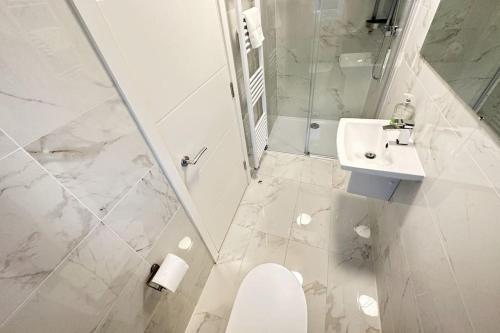 牛津Paradigm House, Delightful 2-Bedroom Flat 4, Oxford的浴室配有卫生间、淋浴和盥洗盆。
