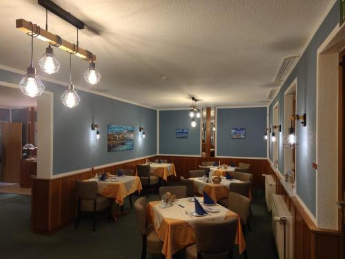 于克里茨Pension Richter的用餐室配有桌椅和灯光