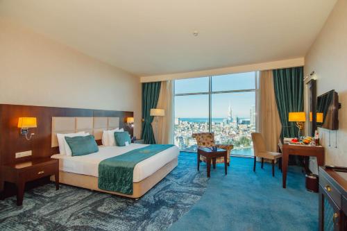 巴统JRW威尔蒙德酒店的酒店客房设有一张大床和一张书桌。