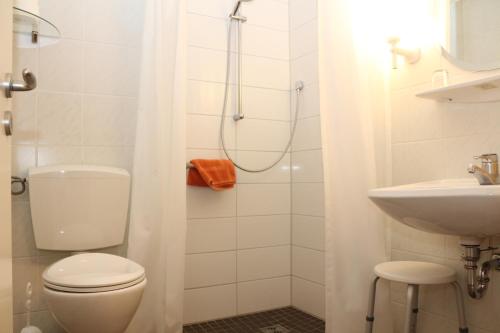 埃斯特韦根格拉夫巴尔顿酒店的白色的浴室设有卫生间和水槽。