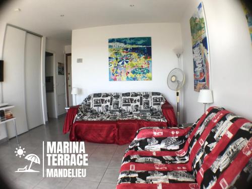曼德琉-拉纳普勒Marina Terrace的客厅配有床和沙发