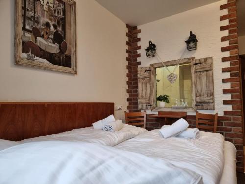 Blovice庄园酒店的一间卧室配有两张床和镜子