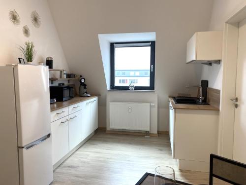 比勒费尔德City Appartement的厨房配有白色冰箱和窗户。