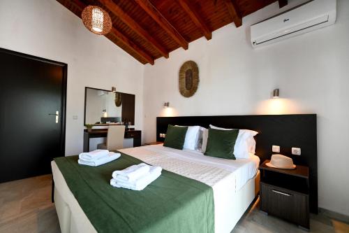 圣帕拉斯凯维Telis Hotel的一间卧室配有两张带绿色和白色床单的床