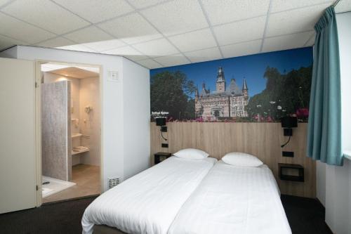 Niftrik札伦霍吉德酒店的卧室配有一张大床,墙上挂有壁画