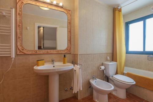 埃尔波提尔Magallanes的一间带水槽、卫生间和镜子的浴室