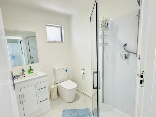 奥克兰Enjoy your stay Auckland的白色的浴室设有卫生间和淋浴。
