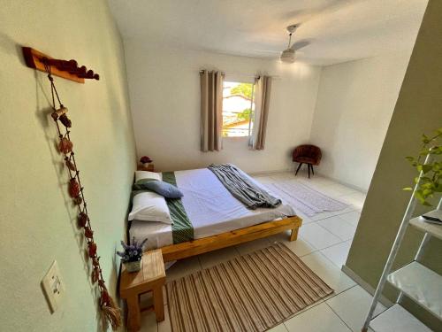塞拉Kitnet na Vila de Manguinhos的一间卧室设有一张床和一个窗口