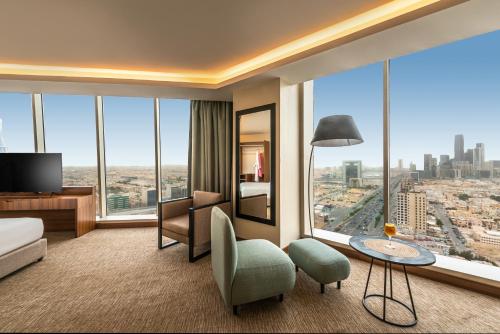 利雅德HDB Financial District的酒店客房设有一张床和一个大窗户