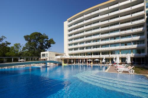 阳光海滩Grand Hotel Nirvana - All Inclusive & Free Beach Access的大楼前设有大型游泳池的酒店