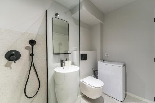 阿拉德Kuib Central Apartament的带淋浴、卫生间和盥洗盆的浴室