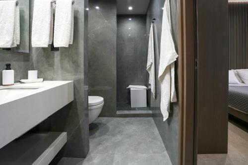 马斯蒂查里XeVa Studio的浴室配有卫生间、盥洗盆和淋浴。