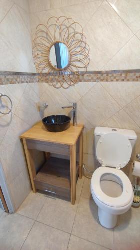 比亚瓜伊Alamos David的浴室配有白色卫生间和盥洗盆。