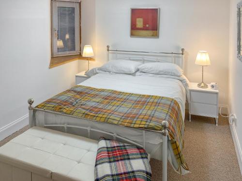 AuchtermuchtyThe Thistle的一间卧室配有一张床和长凳