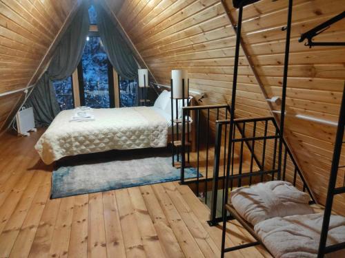梅斯蒂亚M&L的小木屋内一间卧室,配有一张床