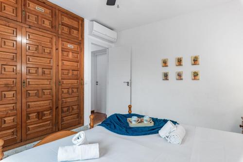 卡尔佩Villa Axel - PlusHolidays的一间卧室配有一张床和一扇木门