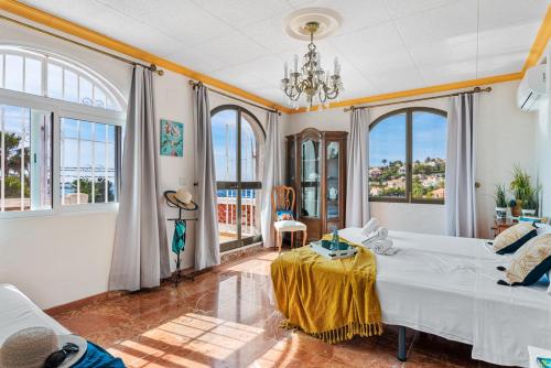 卡尔佩Villa Axel - PlusHolidays的一间卧室设有一张大床和窗户。
