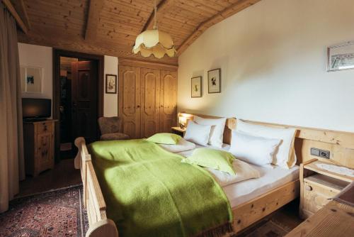 圣格特鲁德瓦尔德阿尔提莫Haus Elisabeth的一间卧室配有一张带绿毯的床