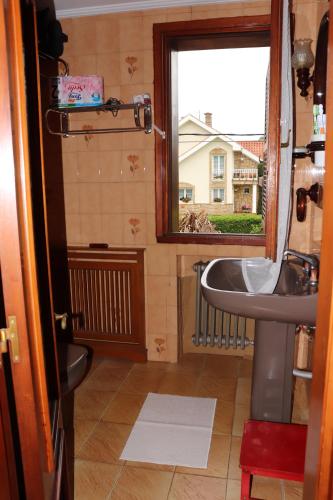 希洪Chalet céntrico/costero en Gijón的一间带水槽和窗户的浴室