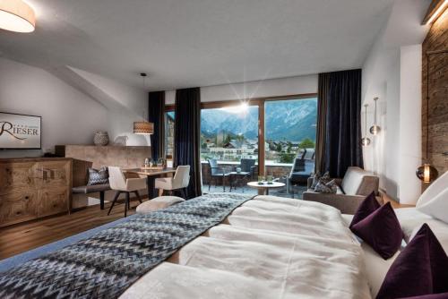 佩尔蒂绍Rieser Achensee Resort的一间带大床的卧室和一间客厅